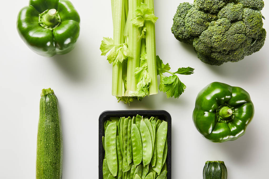 flache Lage mit grünem, köstlichem Bio-Gemüse auf weißem Hintergrund - Foto, Bild