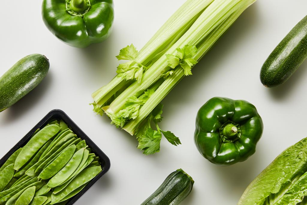 beyaz arka plan üzerinde yeşil lezzetli organik sebzeler ile düz yatıyordu - Fotoğraf, Görsel