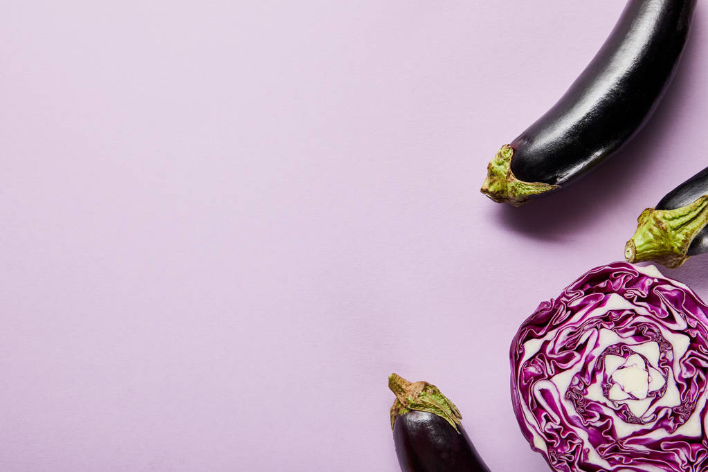 vue de dessus des aubergines mûres et du chou rouge sur fond violet avec espace de copie
 - Photo, image