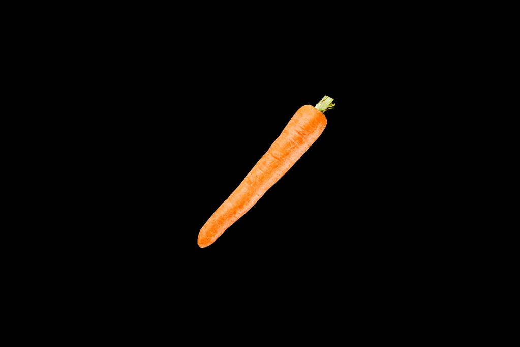 vista superior de zanahoria orgánica fresca aislada en negro
 - Foto, Imagen