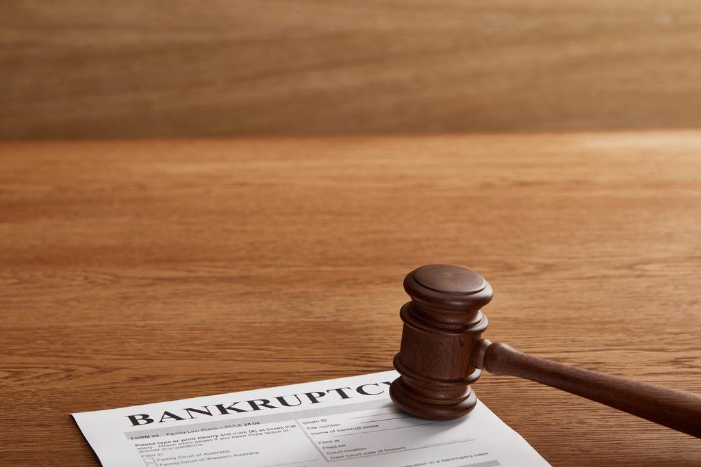 Форма банкротства под судебным молотком на коричневом деревянном столе
 - Фото, изображение