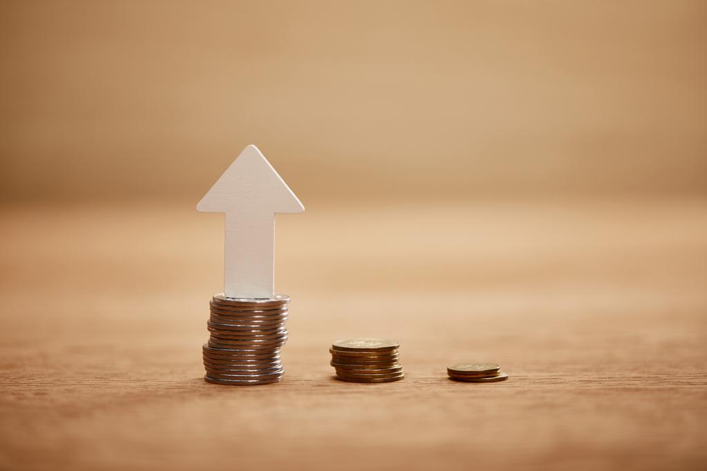 gráfico creciente hecho de monedas con flecha blanca, concepto de crecimiento financiero
 - Foto, Imagen