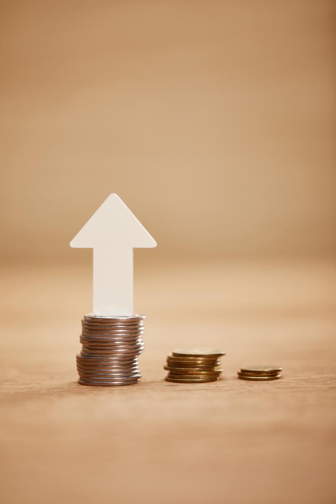 збільшення графіку з монет з білою стрілкою вгору, концепція фінансового зростання
 - Фото, зображення