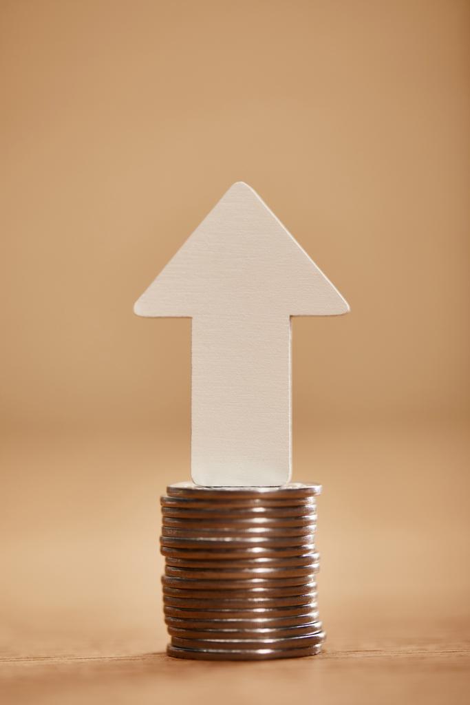 stapel munten met witte pijl naar boven, financieel groei concept - Foto, afbeelding