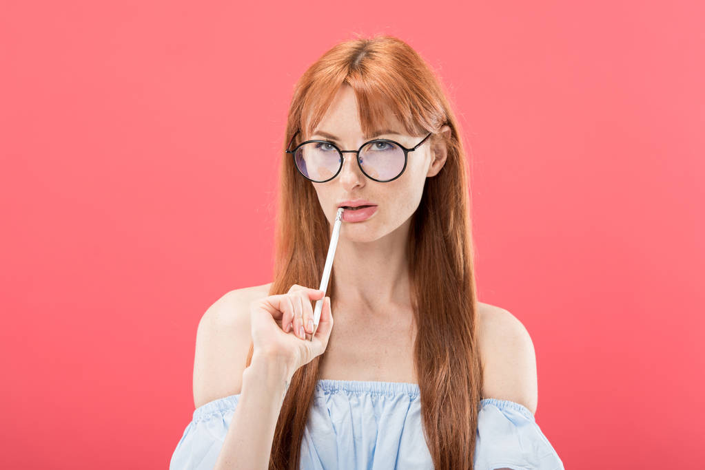 rudowłosy młody Kobieta w okulary przytrzymanie różowy - Zdjęcie, obraz