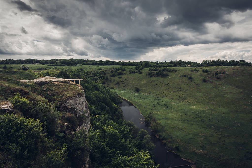 曇りの天候の美しい川と高い崖 - 写真・画像