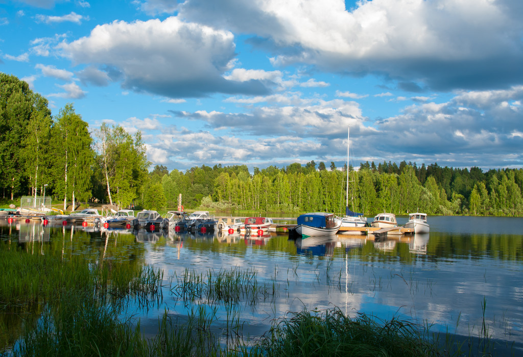 Barcos en el lago en Jyvaskyla, Finlandia
 - Foto, imagen