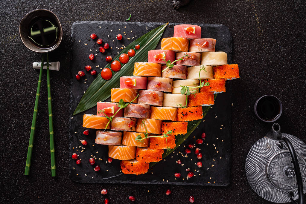 sushi asetettu mustalla taustalla - Valokuva, kuva