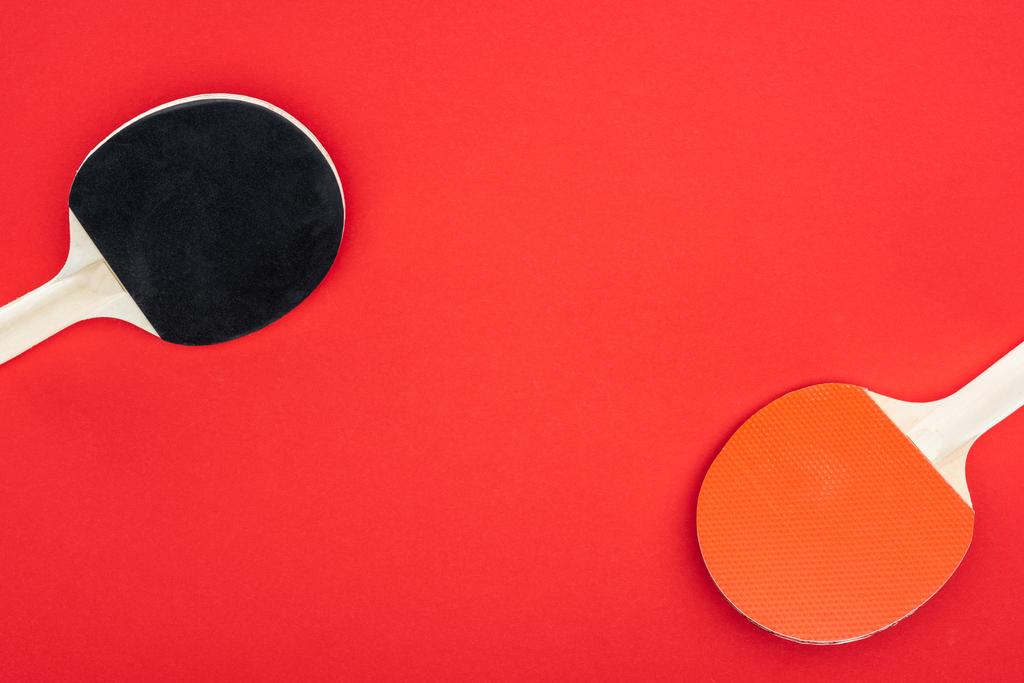 a vörösen izolált pingpong-ütők felülnézete  - Fotó, kép