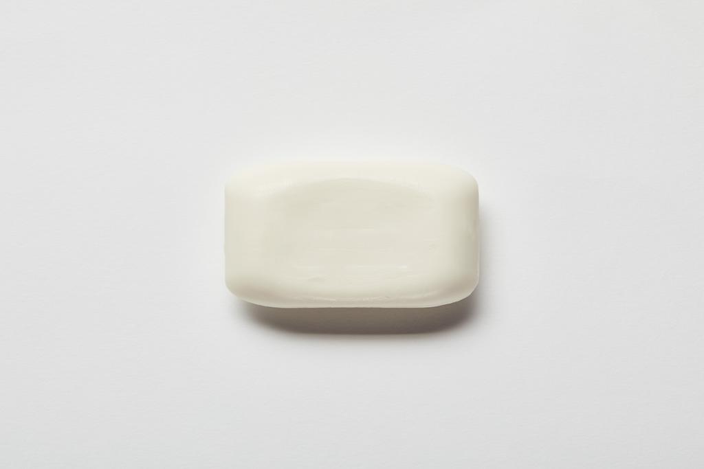 vue du dessus du savon blanc sur fond gris avec espace de copie
  - Photo, image
