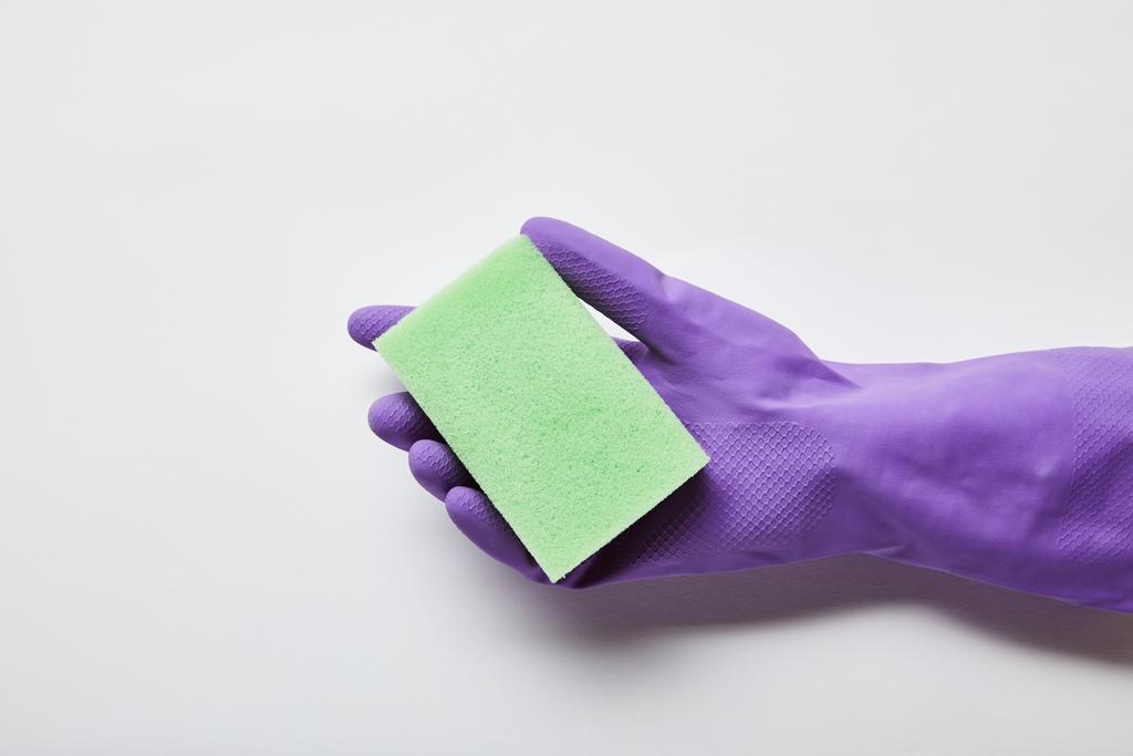 vágott kilátás az ember lila gumi kesztyű gazdaság zöld szivacs  - Fotó, kép