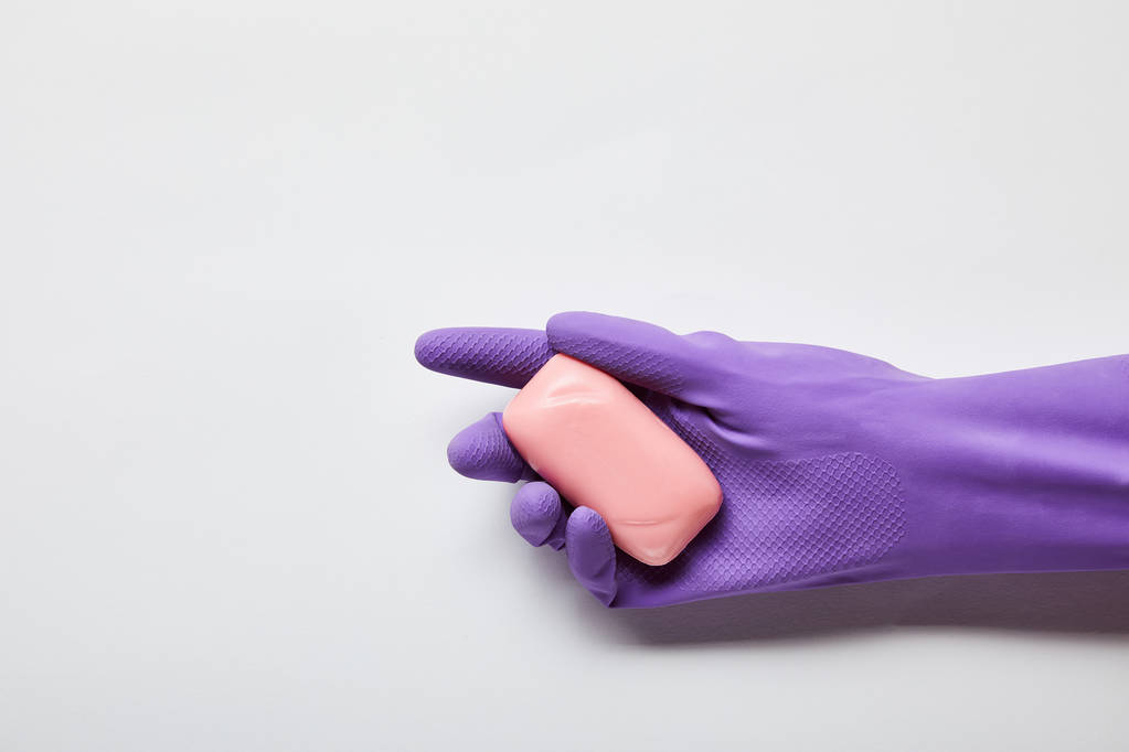 обрезанный вид человека в фиолетовой резиновой перчатке с розовым мылом
  - Фото, изображение