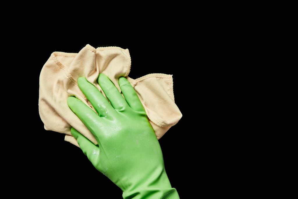 vue recadrée de l'homme dans le nettoyage des gants en caoutchouc avec chiffon jaune isolé sur noir
 - Photo, image