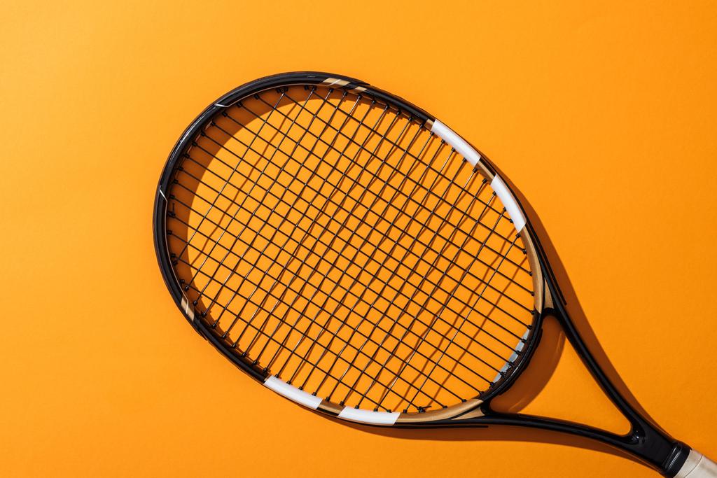 vista dall'alto della racchetta da tennis nera su giallo
  - Foto, immagini