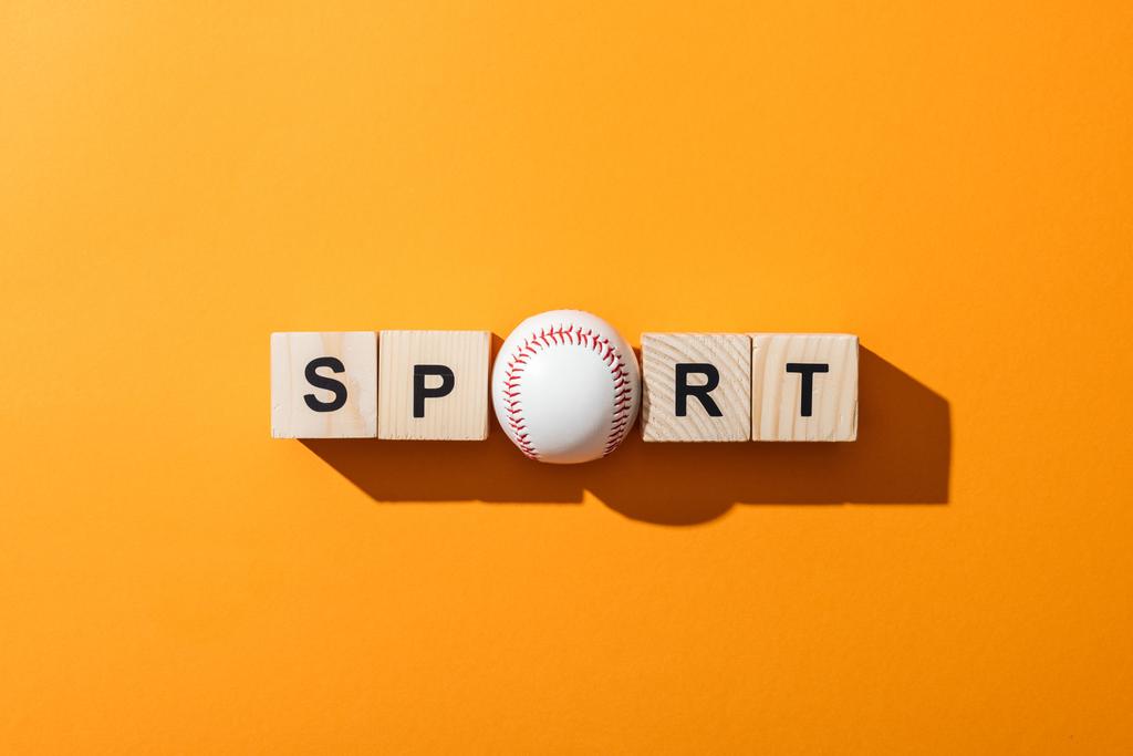 vue du dessus de softball près de cubes en bois avec lettrage sport sur jaune
  - Photo, image