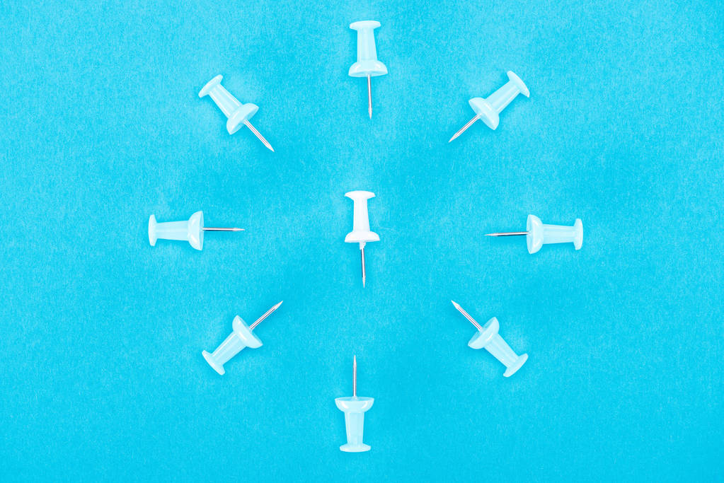 vue du haut des trombones bleus avec un trombone blanc au milieu isolé sur bleu, concept de violence
 - Photo, image