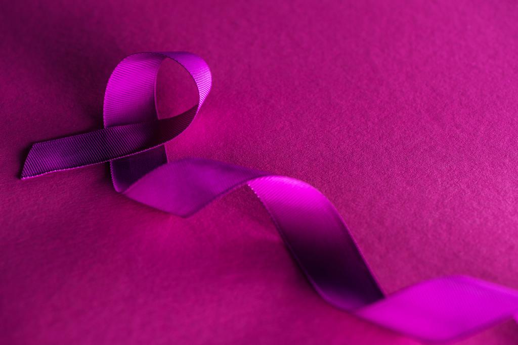 cinta púrpura sobre fondo rosa con sombra, concepto de violencia
 - Foto, imagen