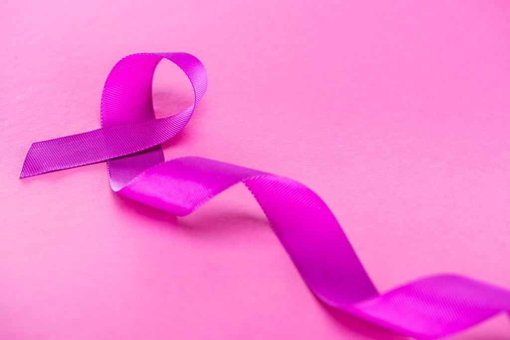 длинная фиолетовая лента на розовом фоне
 - Фото, изображение