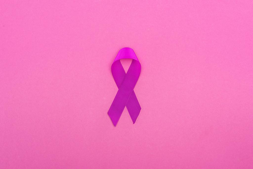 вид сверху на фиолетовую ленту, изолированную на розовый
 - Фото, изображение