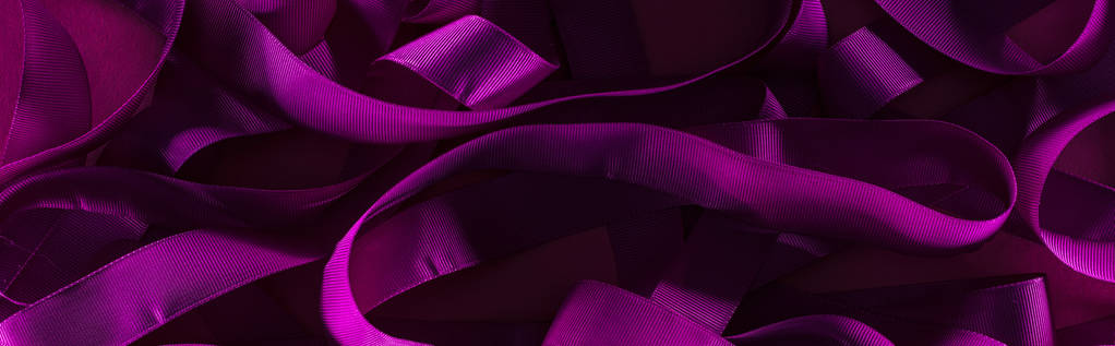 panoramische shot van rommelig paarse stips in schaduw op paarse achtergrond - Foto, afbeelding
