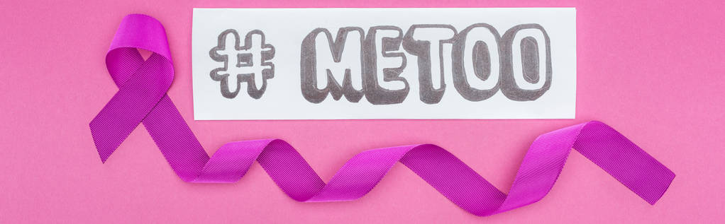 plano panorámico de larga cinta de conciencia púrpura cerca de papel con hashtag me demasiado aislado en rosa
 - Foto, imagen