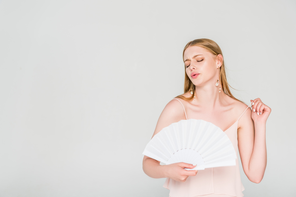 gri izole ısı muzdarip el fan ile güzel genç kadın - Fotoğraf, Görsel