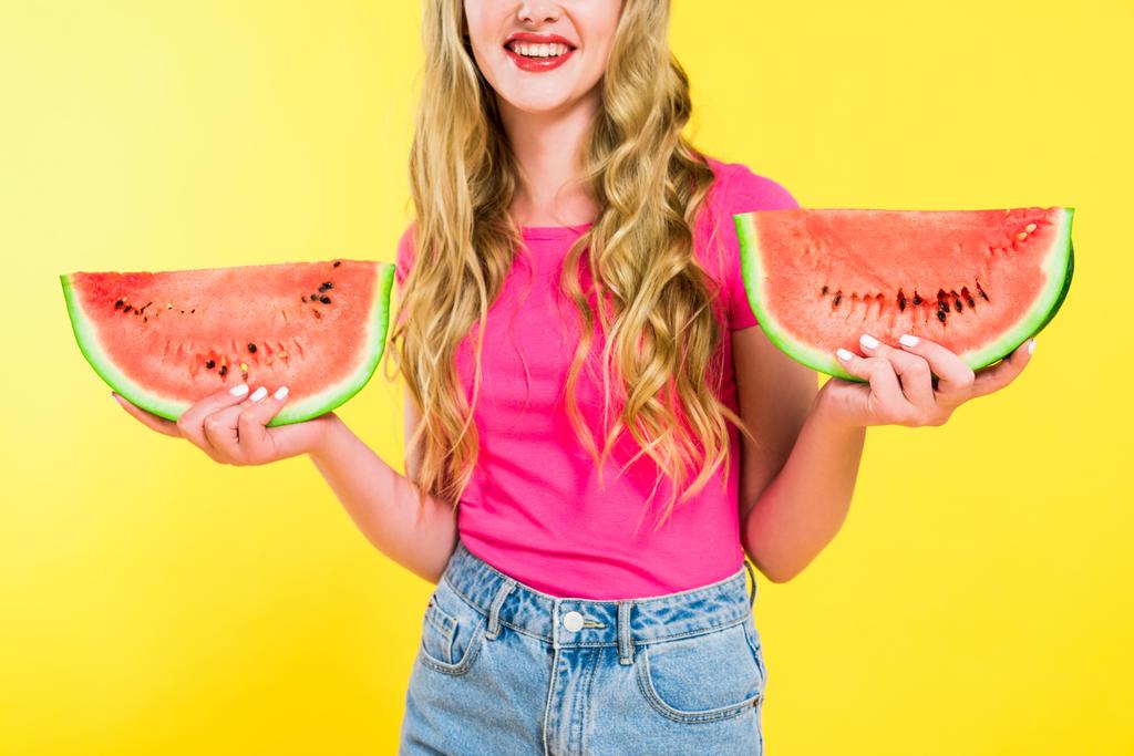 abgeschnittene Ansicht des glücklichen Mädchens mit Wassermelone isoliert auf gelb - Foto, Bild