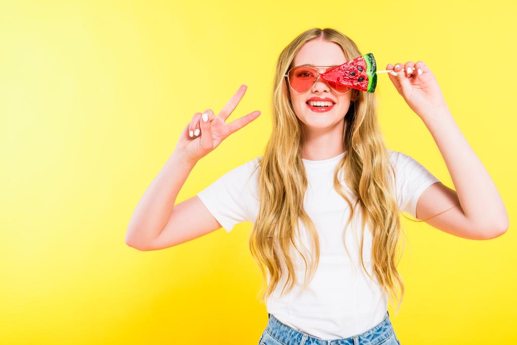 krásná šťastná dívka v slunečních brýlích s typu Lupa ve tvaru melounu  - Fotografie, Obrázek