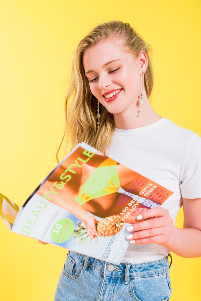 schöne Mädchen lesen Schönheit und Stil Magazin isoliert auf gelb - Foto, Bild