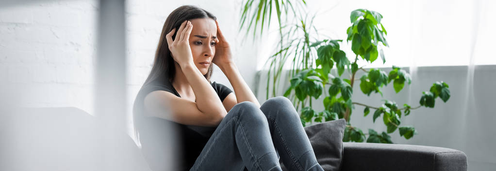 панорамный снимок расстроенной молодой женщины, страдающей от депрессии дома
 - Фото, изображение
