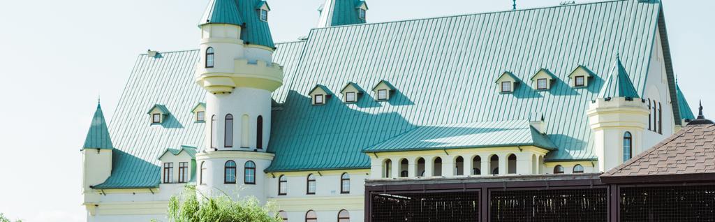 vue panoramique de la maison de luxe avec toit bleu en été
  - Photo, image