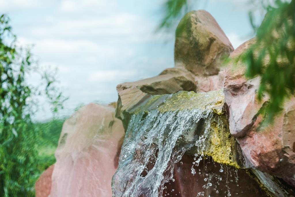 селективний фокус крапель води біля скель і водоспадів
  - Фото, зображення