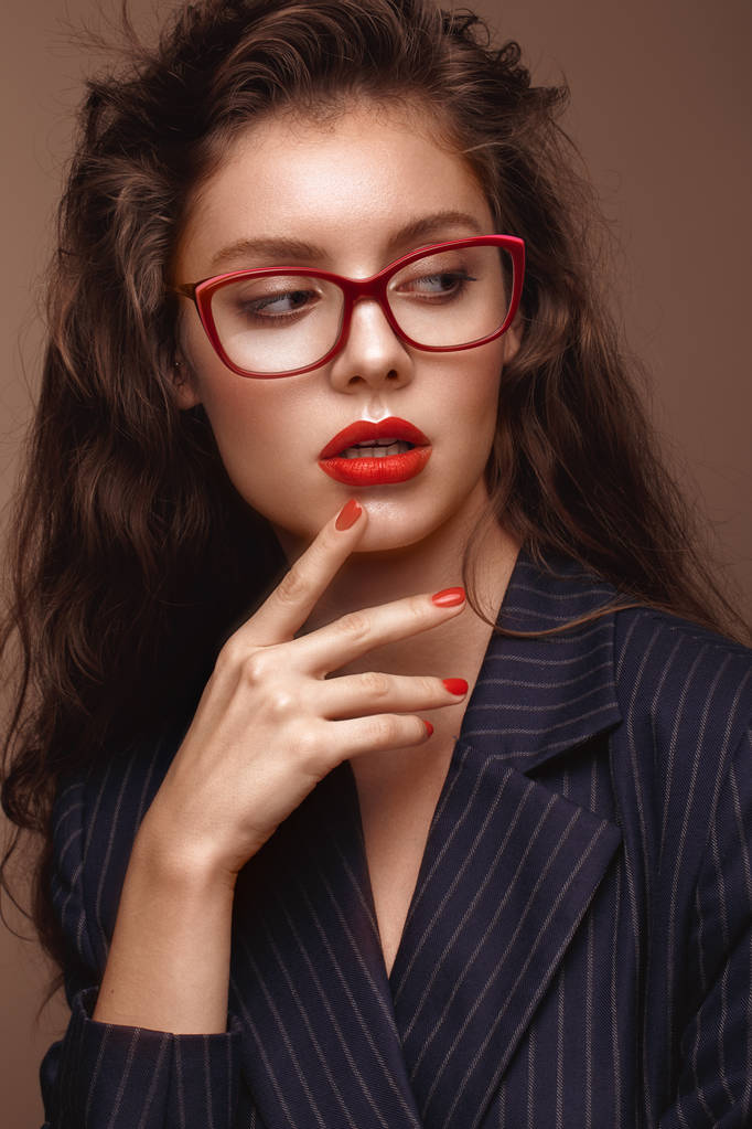 Piękna dziewczyna w stylowe ubrania z okulary dla wizji i czerwone usta sexy. - Zdjęcie, obraz