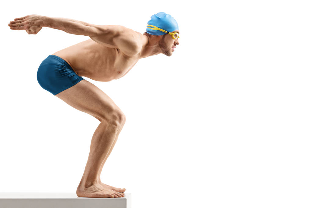Beyaz arka plan üzerinde izole atlamak için bekleyen uygun bir erkek yüzücü tam uzunlukta profil atış - Fotoğraf, Görsel
