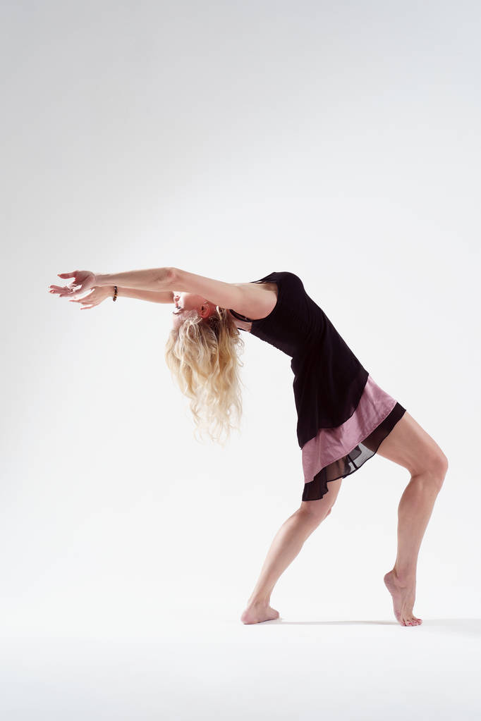 Foto de jovem loira dançando em estúdio vazio
 - Foto, Imagem
