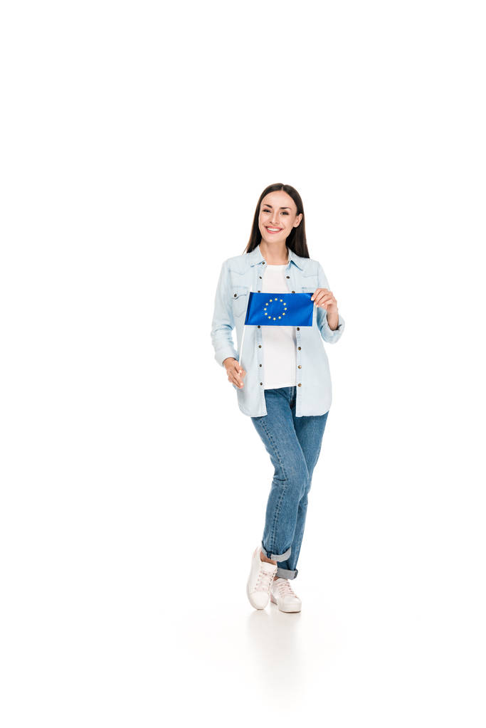 улыбающаяся девушка в джинсовой куртке, держащая флаг Европы изолированный на белом
 - Фото, изображение