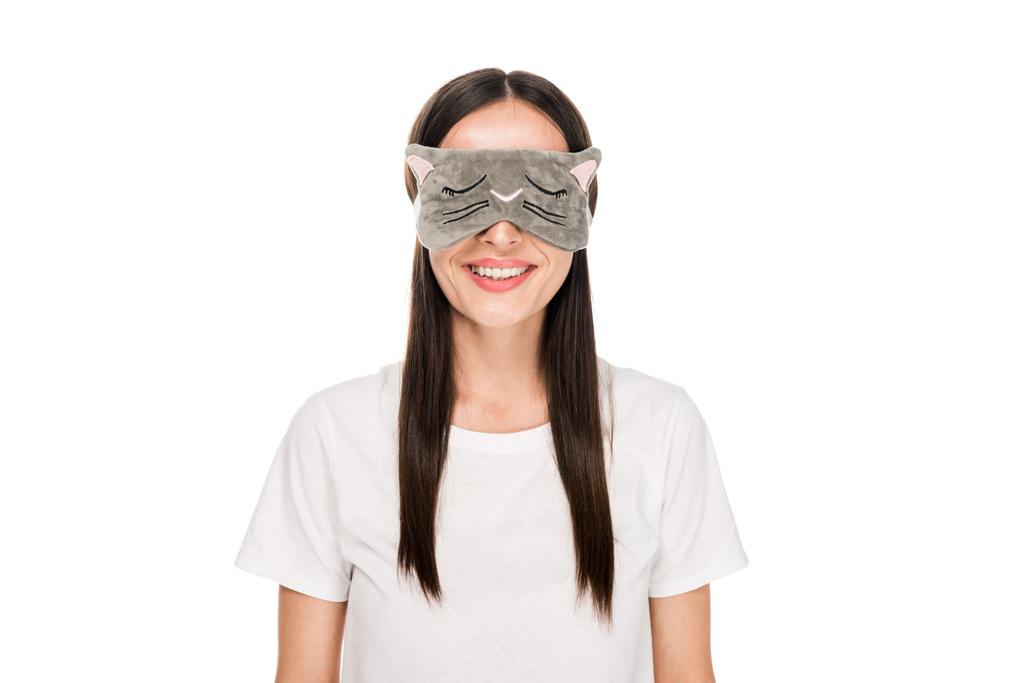 glimlachend brunette jonge vrouw in kat slapende oogmasker geïsoleerd op wit - Foto, afbeelding
