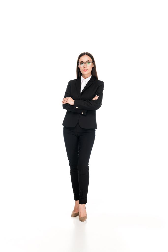 donna d'affari fiduciosa in tuta nera con braccia incrociate isolate su bianco
 - Foto, immagini