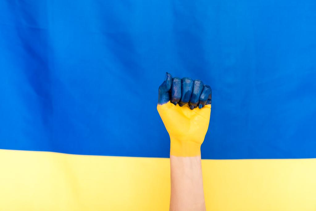 przycięte widok malowane strony na tle flagi Ukrainy - Zdjęcie, obraz