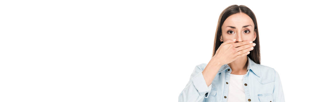 brünette Frau bedeckt Mund mit Hand isoliert auf weißer, panoramischer Aufnahme - Foto, Bild