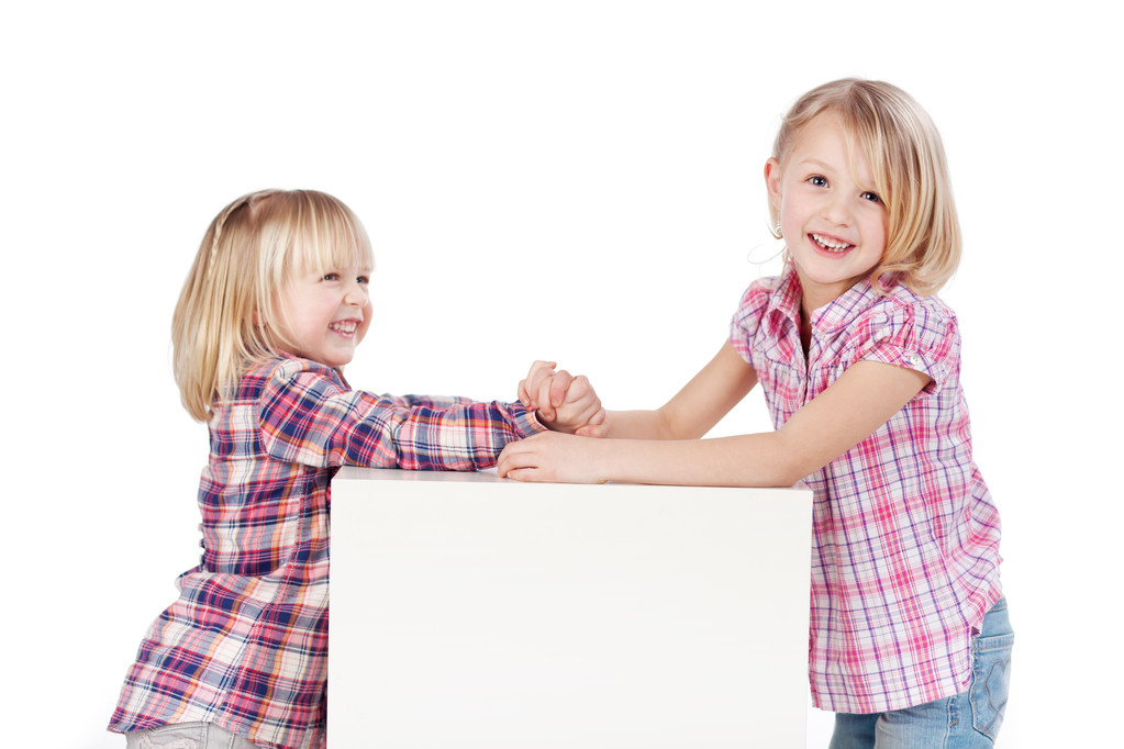 małe dziewczyny arm wrestling - Zdjęcie, obraz