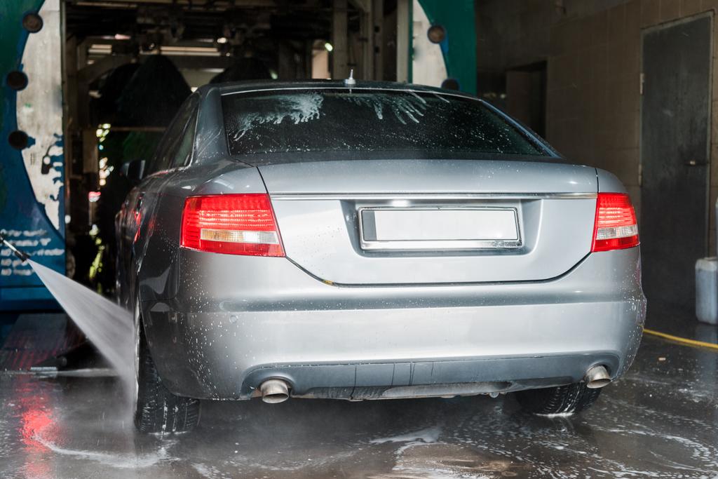 hordozható alátéttel nyomás víz a szürke autó  - Fotó, kép