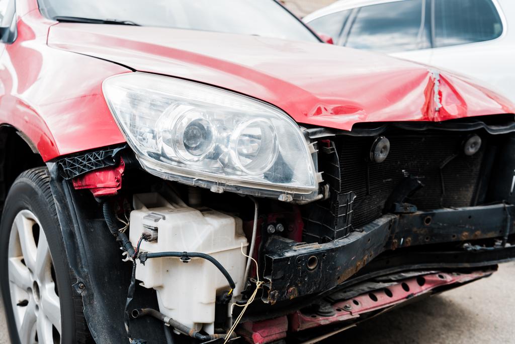επιλεκτική εστίαση της κατεστραμμένης κόκκινης αυτοκινητοβιομηχανίας μετά από αυτοκινητιστικό δυστύχημα  - Φωτογραφία, εικόνα