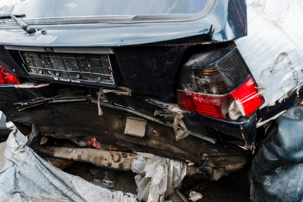automobile endommagée après accident de voiture dangereux à l'extérieur
  - Photo, image