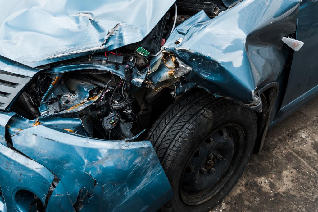 επιλεκτική εστίαση του τροχαίου αυτοκινήτου μετά από αυτοκινητιστικό δυστύχημα  - Φωτογραφία, εικόνα