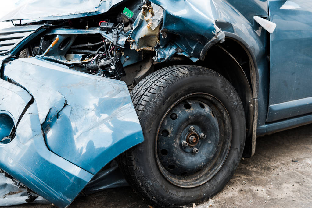 селективный фокус поврежденного синего автомобиля после автомобильной аварии
  - Фото, изображение