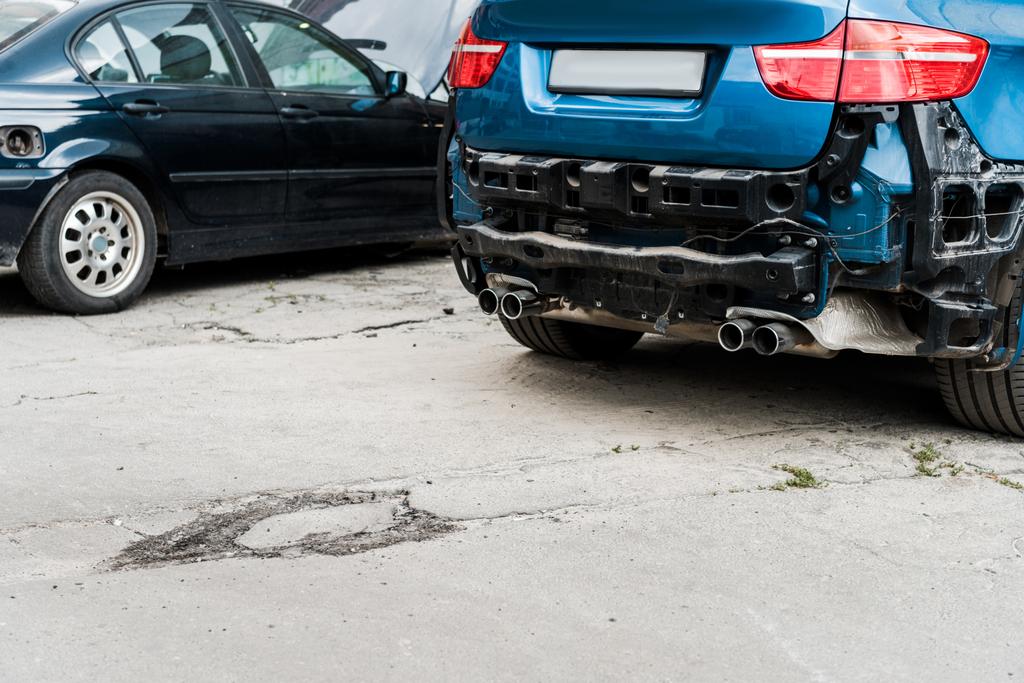 συνετρίβη μπλε αυτοκίνητο μετά από αυτοκινητιστικό δυστύχημα κοντά στο σύγχρονο αυτοκίνητο  - Φωτογραφία, εικόνα