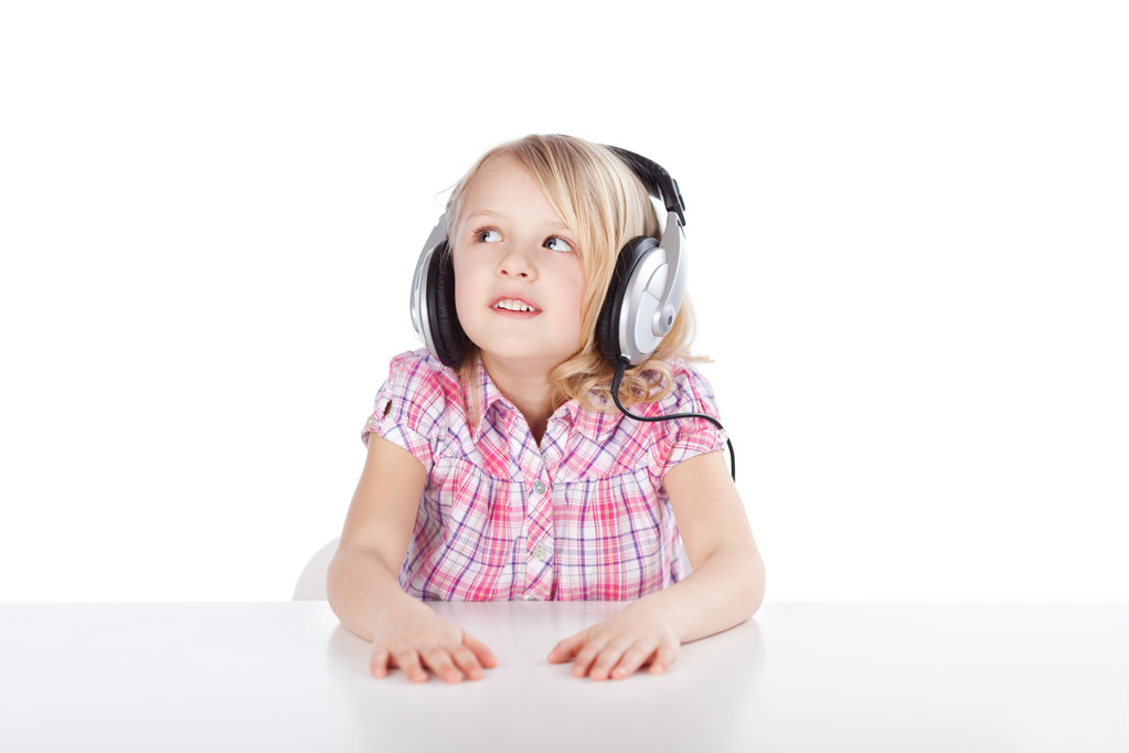 dziewczynka nosi słuchawki - Zdjęcie, obraz