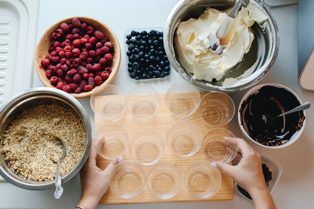Ainekset makea kotitekoisia mansikka trifle jälkiruoka vaniljakastike ja kakku
 - Valokuva, kuva