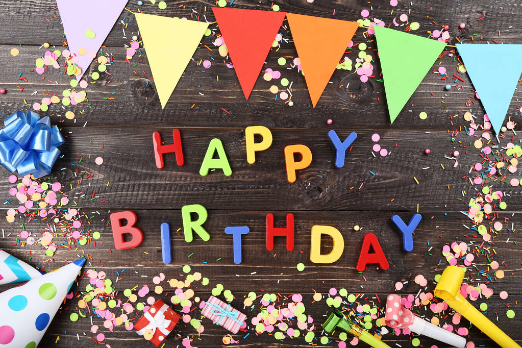 Текст С Днем Рождения пластиковые буквы с украшениями и conf
 - Фото, изображение